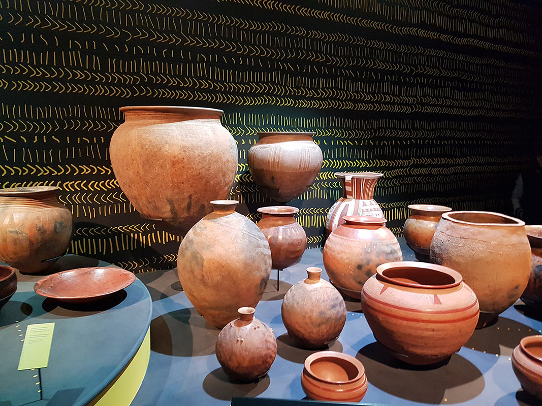 o-artesanato-deixa-de-ser-atividade-principal varios-potes-de-ceramica-de-todos-os-tamanhos